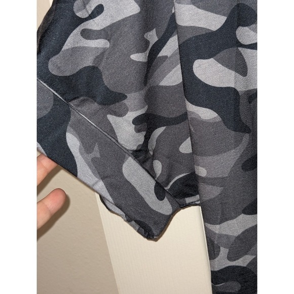 Camo V-Neck T-Shirt Casual Short Sleeve Top Camouflage Print Tee  Large NWT - Picture 4 of 9